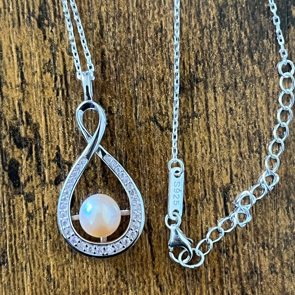 Vantel Pearls Connection Necklace with a peachy pink colored pearl.